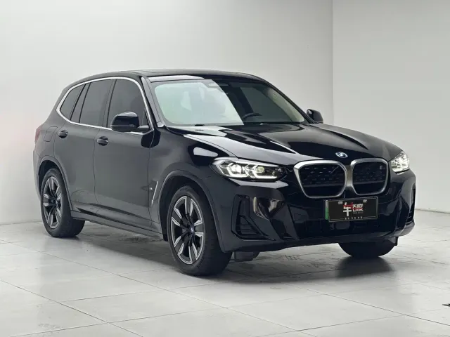 BMW iX3 — Фото автомобиля 3