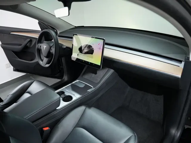 Tesla Model Y — Фото автомобиля 10