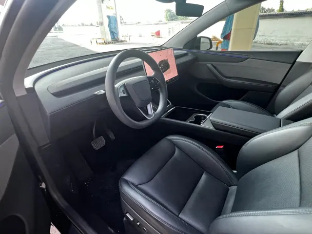 Tesla Model Y — Фото автомобиля 6