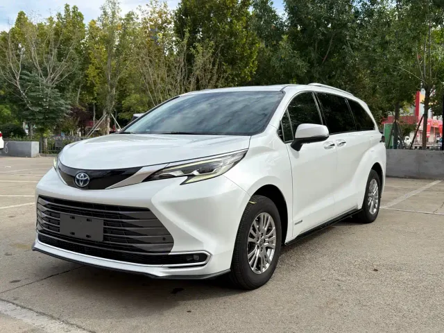 Toyota Sienna — Фото автомобиля 2