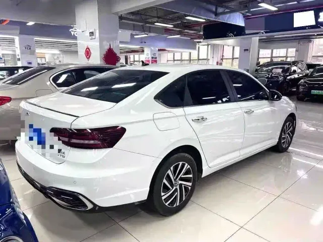 Volkswagen Lavida — Фото автомобиля 5
