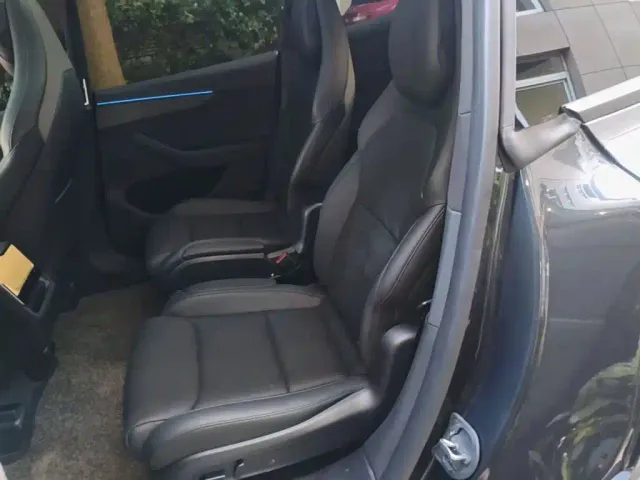 Tesla Model Y L — Фото автомобиля 16