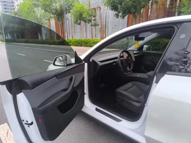 Tesla Model Y — Фото автомобиля 8