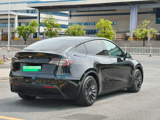 Tesla Model Y — Фото автомобиля 4