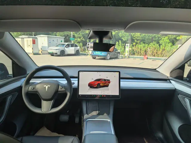 Tesla Model Y — Фото автомобиля 6