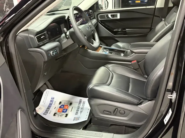 Ford Explorer — Фото автомобиля 3