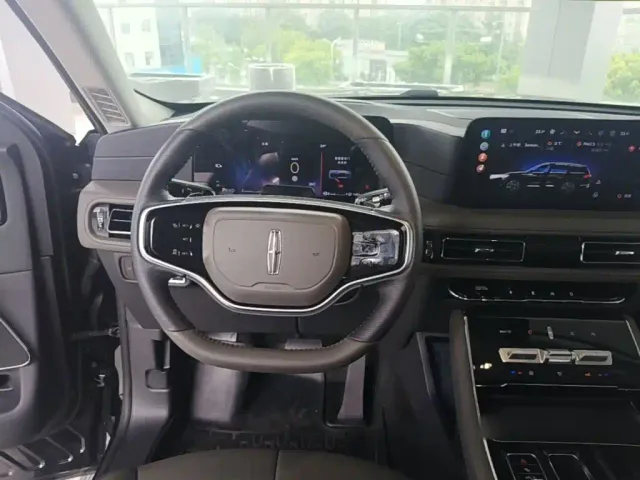 Lincoln Aviator — Фото автомобиля 10