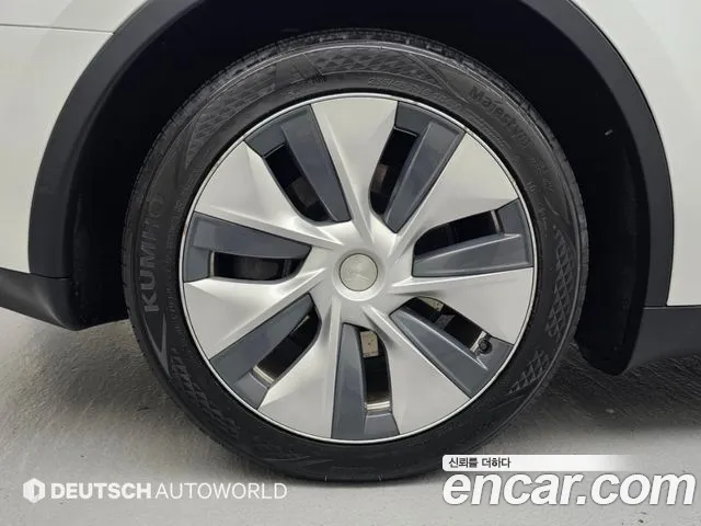 Tesla Model Y — Фото автомобиля 5