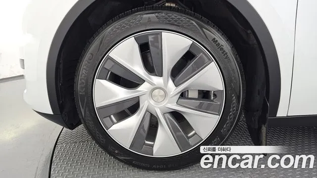 Tesla Model Y — Фото автомобиля 4