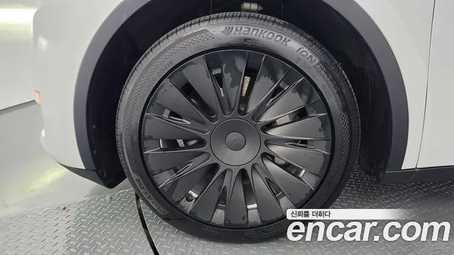 Tesla Model Y — Фото автомобиля 4