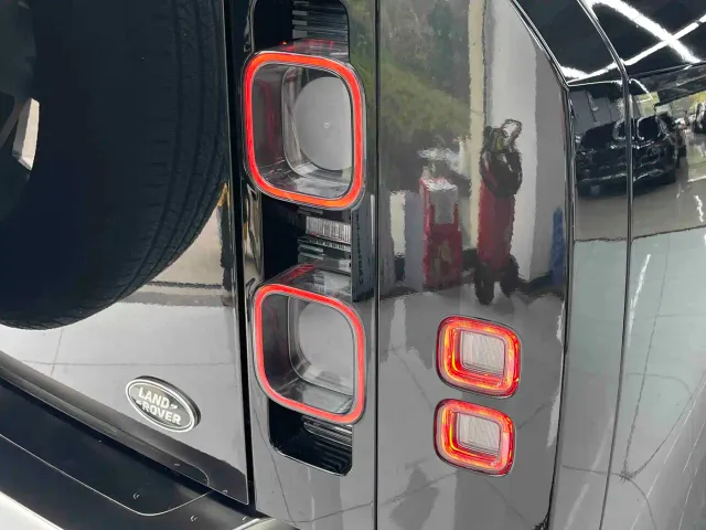 Land Rover Defender — Фото автомобиля 23