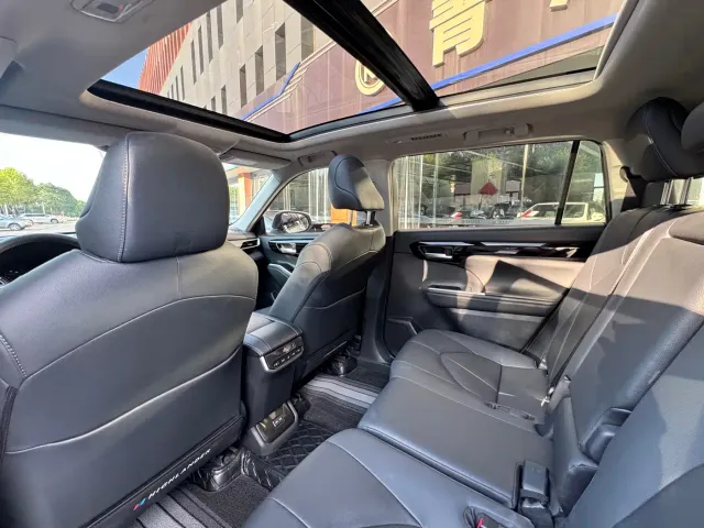 Toyota Highlander — Фото автомобиля 12