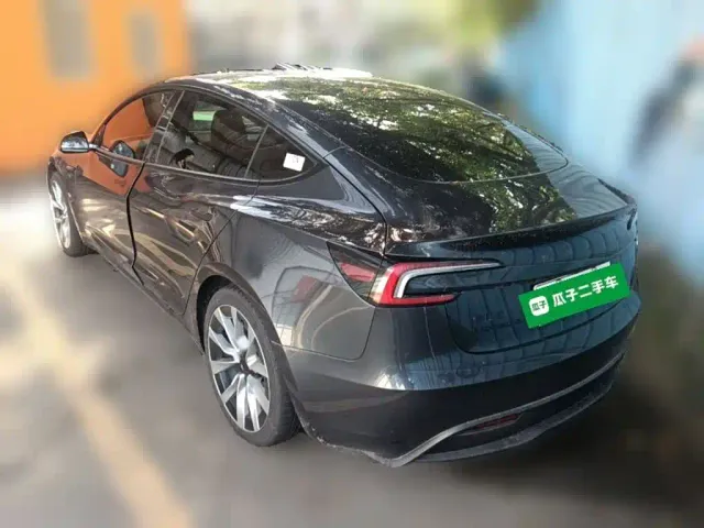 Tesla Model 3 — Фото автомобиля 4