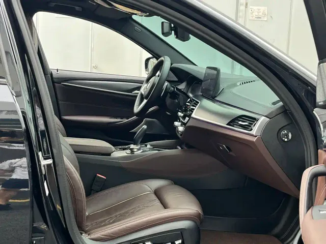 BMW 5 Series — Фото автомобиля 12