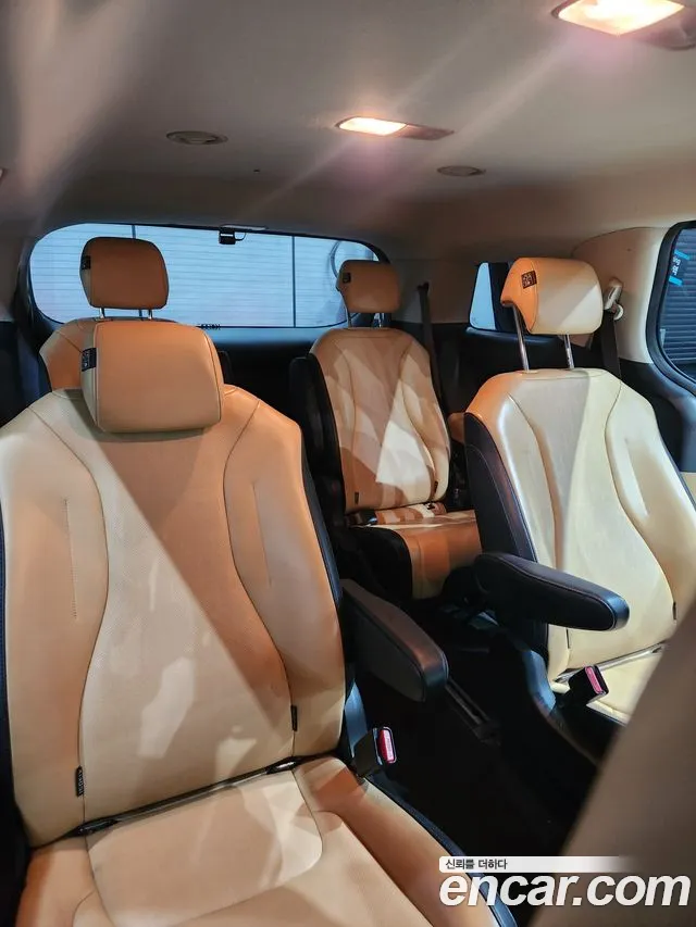 Kia Carnival Generation 4 — Фото автомобиля 14
