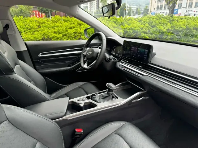 Geely Emgrand — Фото автомобиля 10