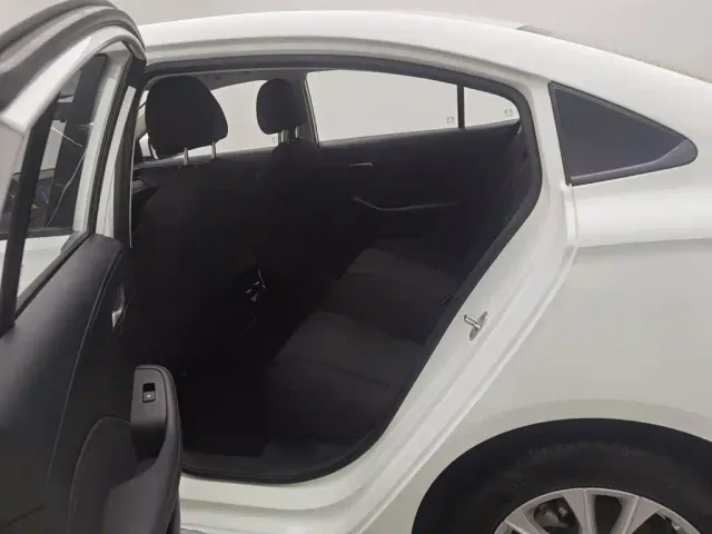 Roewe i5 — Фото автомобиля 15