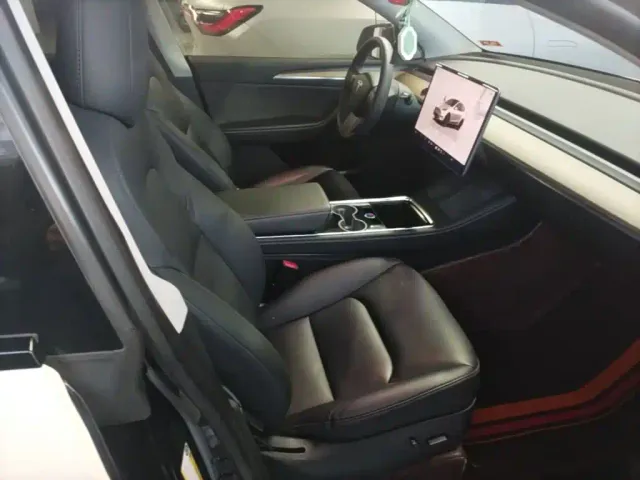 Tesla Model Y — Фото автомобиля 24