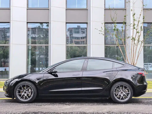 Tesla Model 3 — Фото автомобиля 8