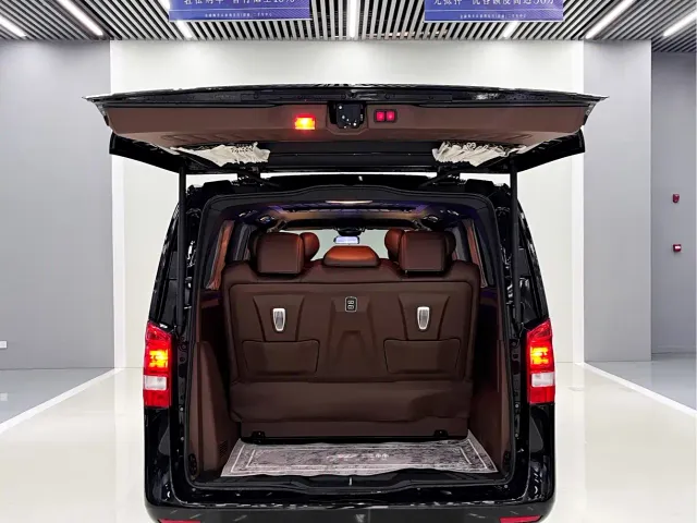 Mercedes-Benz Vito 2023 2.0T Elite 7-Seater — Фото автомобиля 11