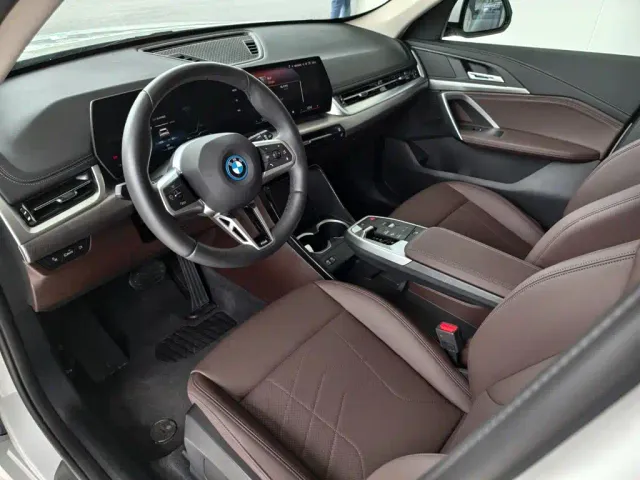 BMW iX1 — Фото автомобиля 6