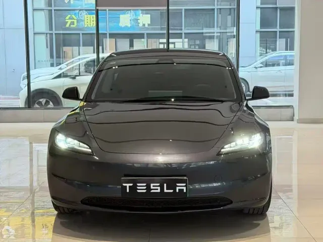 Tesla Model 3 — Фото автомобиля 2
