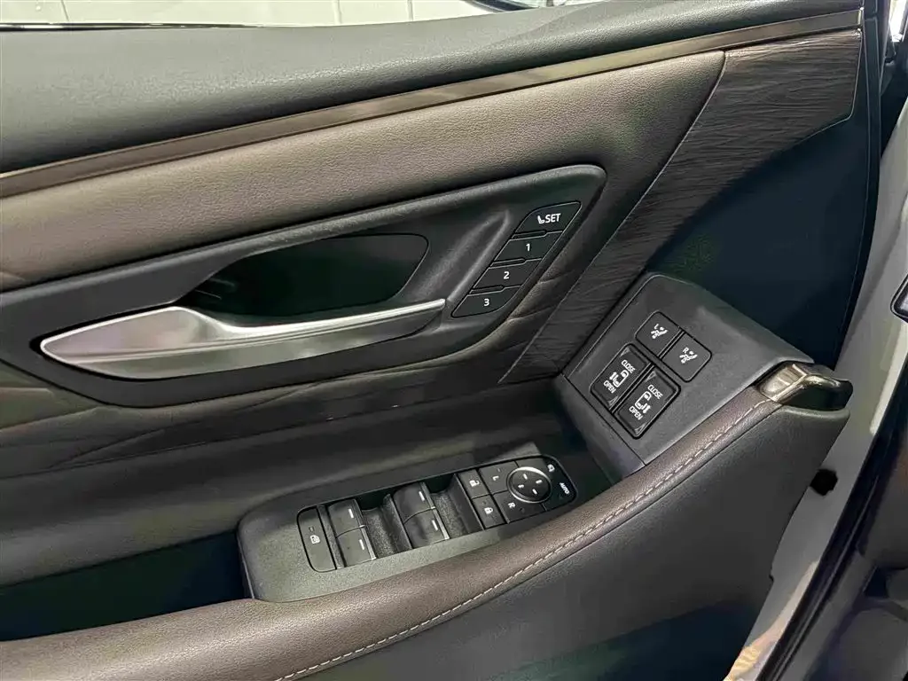 Toyota Vellfire 2024 Crown Hybrid 2.5L Executive Premium Edition — Фото автомобиля 4