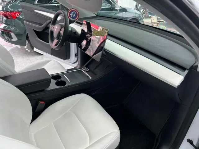 Tesla Model Y — Фото автомобиля 13