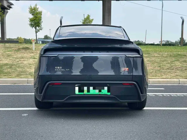 Tesla Model Y — Фото автомобиля 8