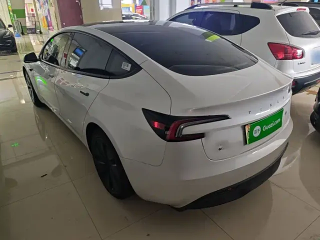 Tesla Model 3 — Фото автомобиля 4