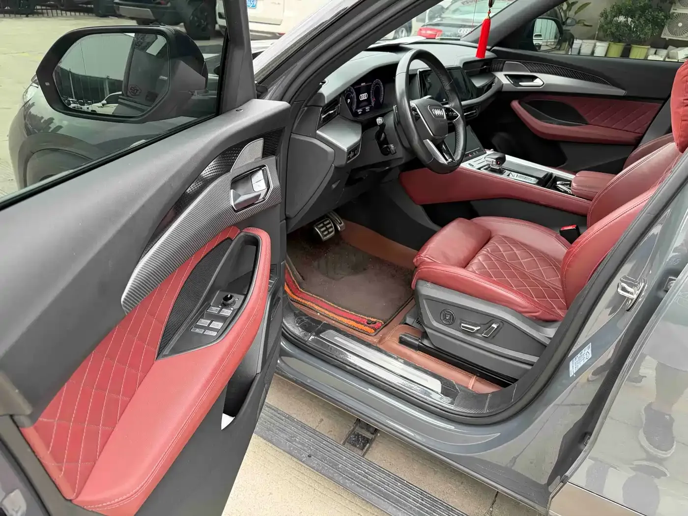 Audi Audi Q6 2024 45 TFSI quattro Shadow Warrior Edition 7-seater — Фото автомобиля 5