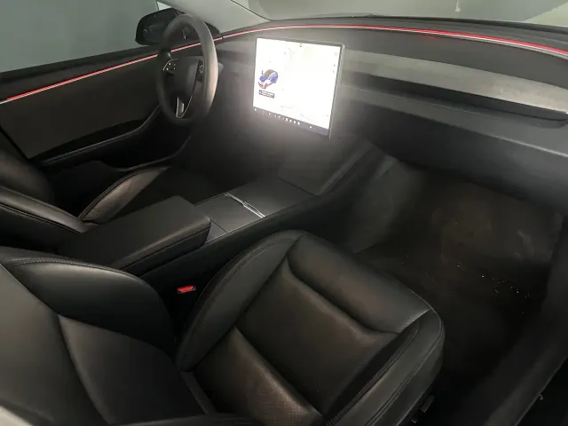 Tesla Model 3 — Фото автомобиля 5