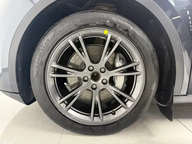 Tesla Model Y — Фото автомобиля 13