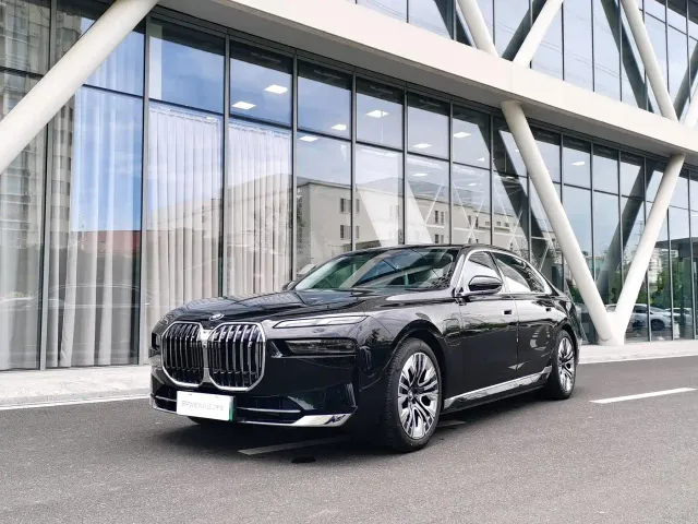 Фотография автомобиля — BMW i7