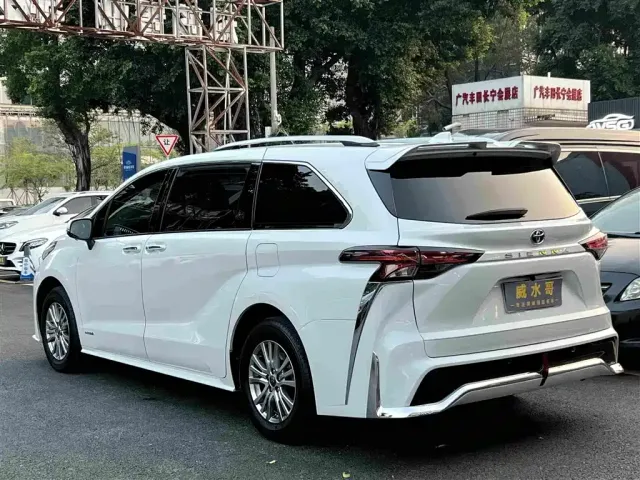 Toyota Sienna — Фото автомобиля 5