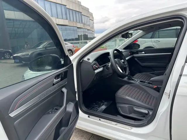 Volkswagen Lavida — Фото автомобиля 13