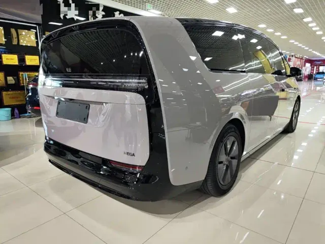 Li Auto MEGA — Фото автомобиля 6
