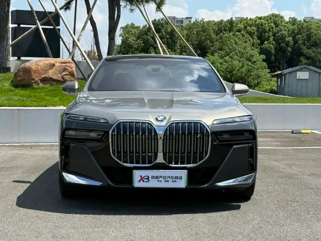 BMW i7 — Фото автомобиля 2