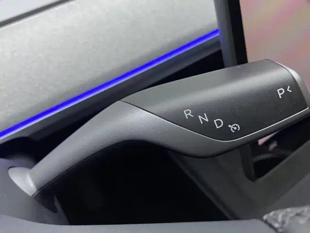 Tesla Model Y — Фото автомобиля 20