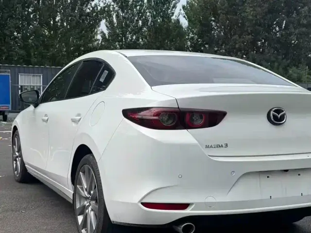 Mazda Axela — Фото автомобиля 4