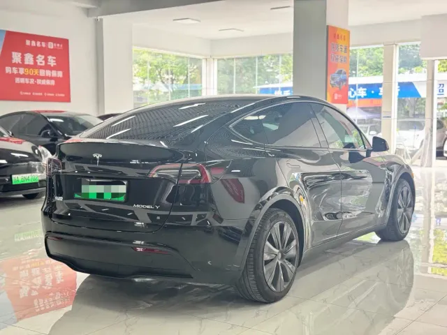 Tesla Model Y — Фото автомобиля 12