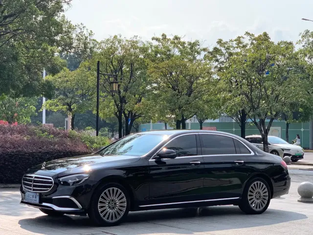 Фотография автомобиля — Mercedes-Benz E-Class