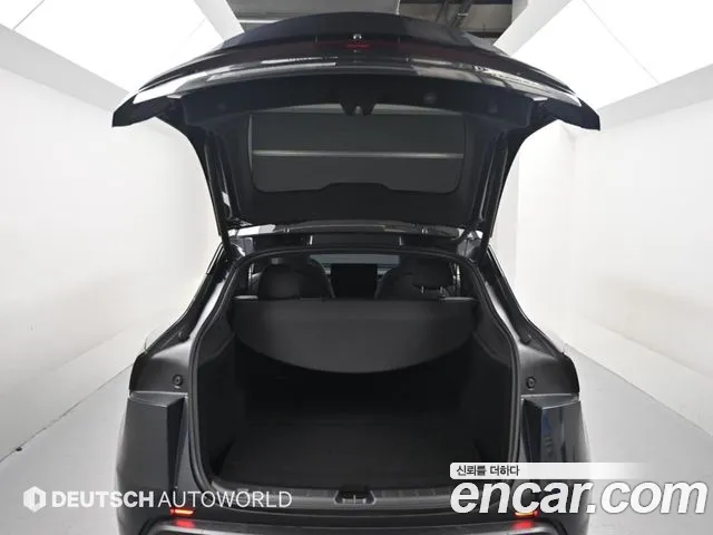 Tesla Model Y — Фото автомобиля 18