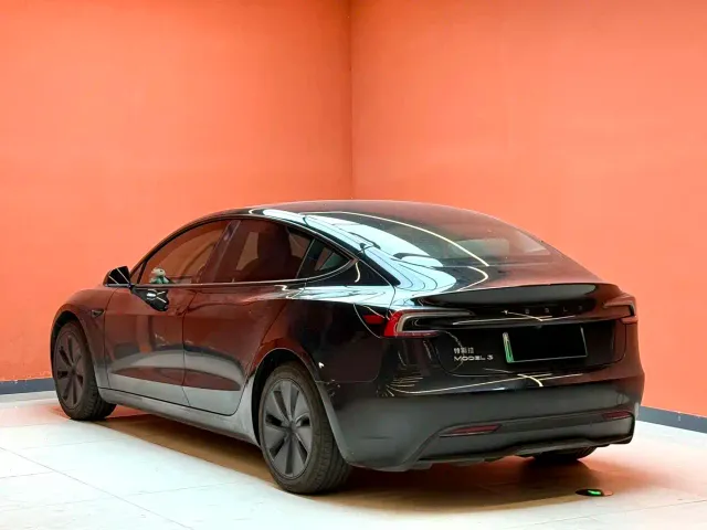 Tesla Model 3 — Фото автомобиля 11