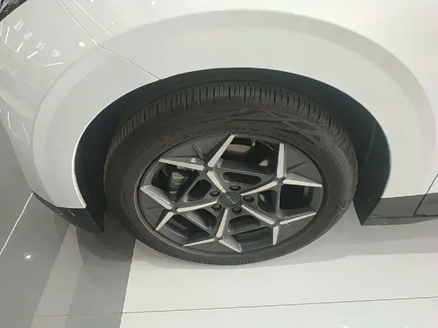 Lynk & Co Z20 — Фото автомобиля 22