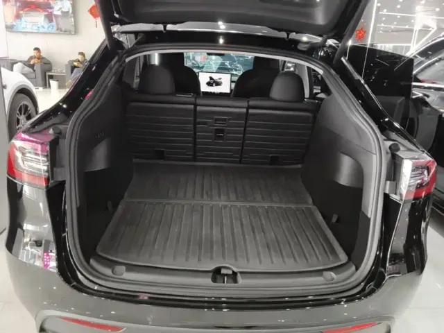 Tesla Model Y — Фото автомобиля 18
