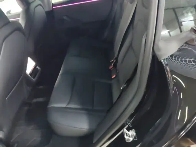 Tesla Model 3 — Фото автомобиля 16
