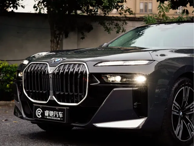 BMW i7 — Фото автомобиля 7