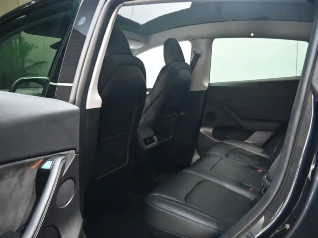 Tesla Model Y — Фото автомобиля 16