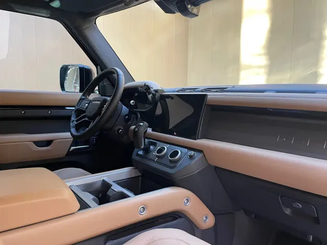 Land Rover Defender — Фото автомобиля 12